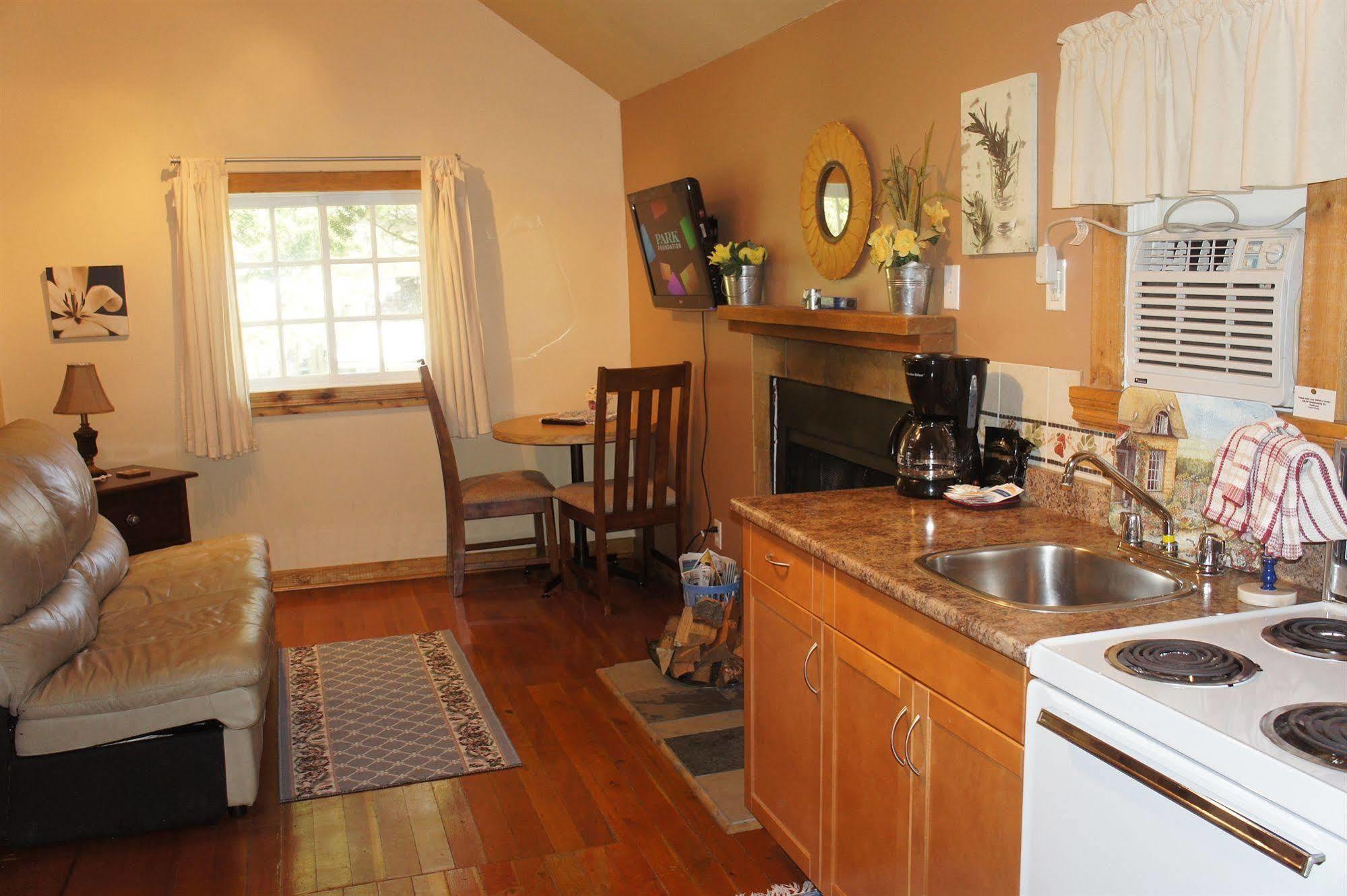 Fairmont Mountain Bungalows Fairmont Hot Springs Extérieur photo